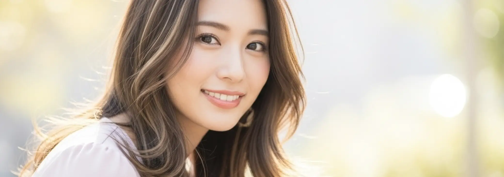 髪にハイライトを入れて微笑んでいる女性