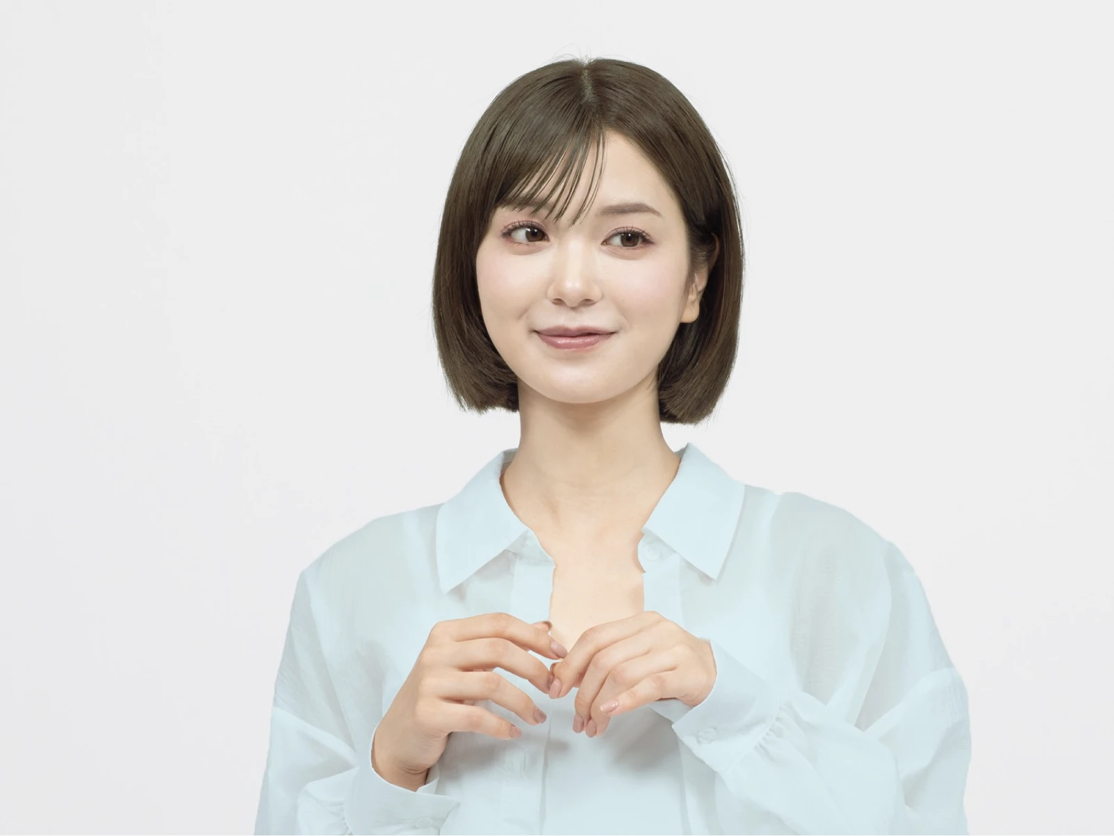 ヘアメイクアップアーティストがおすすめするブルベに似合うメイクで微笑んでいる女性