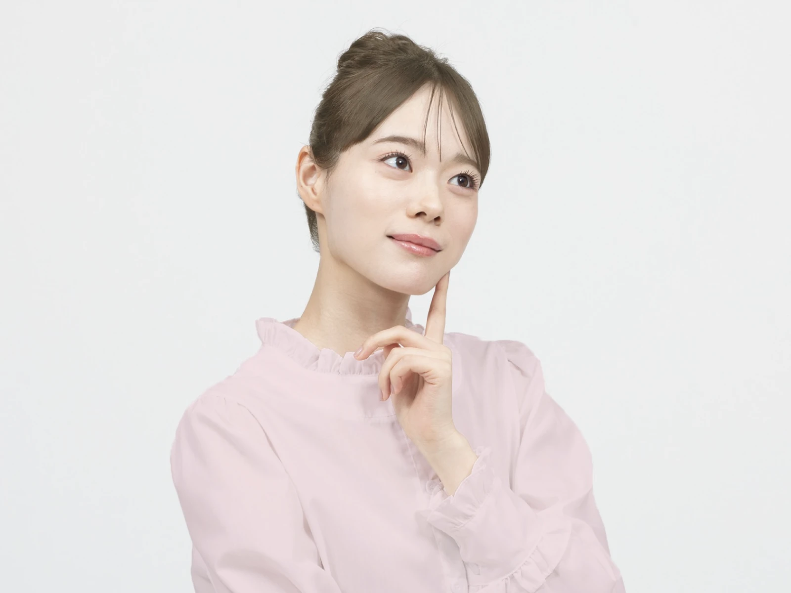 ビューティラボ/シルキーグレージュの髪色で頬に手を当てている女性