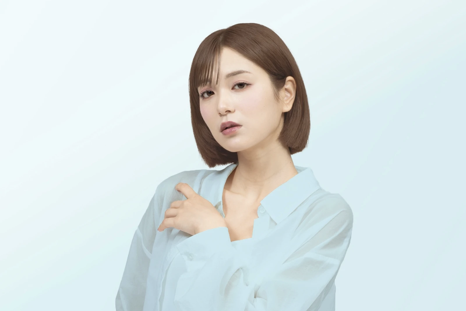 ビューティラボ/ビターショコラの髪色をしてクールな表情をしている女性