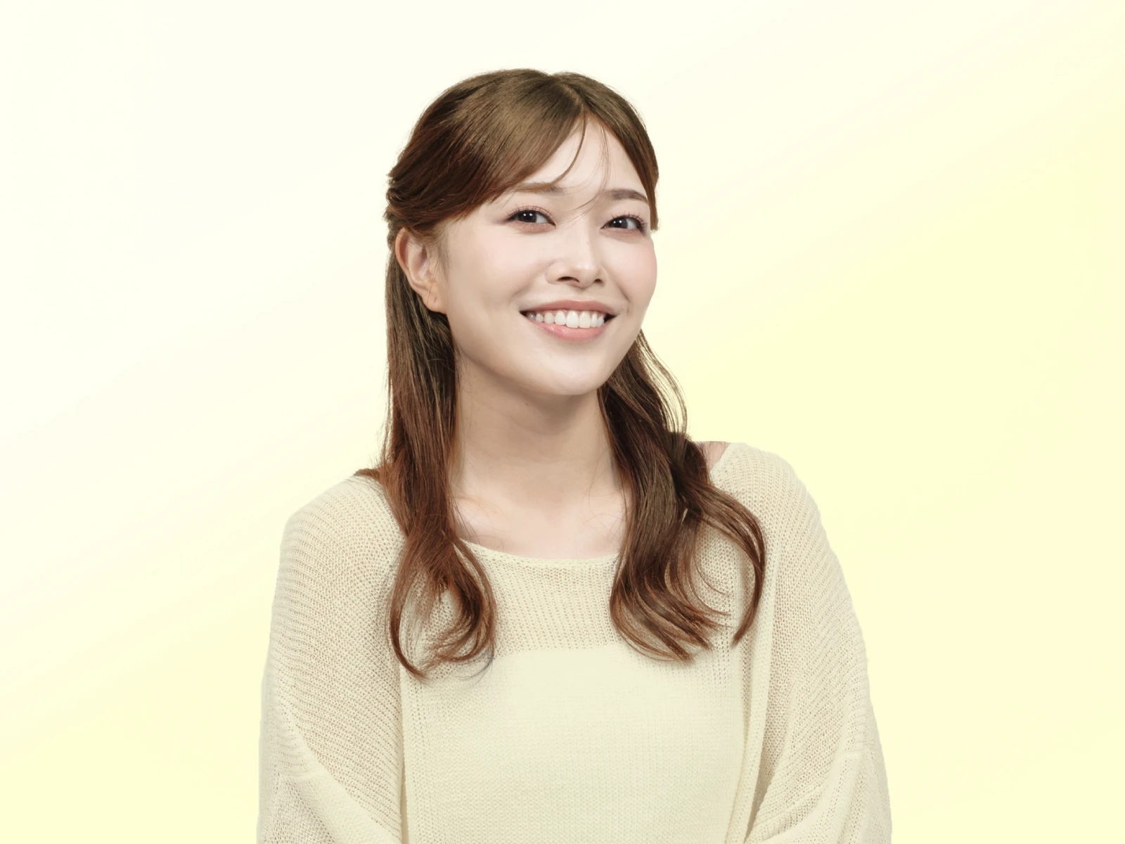 ビューティラボ/スイートブラウンの髪色をして笑顔を浮かべている女性