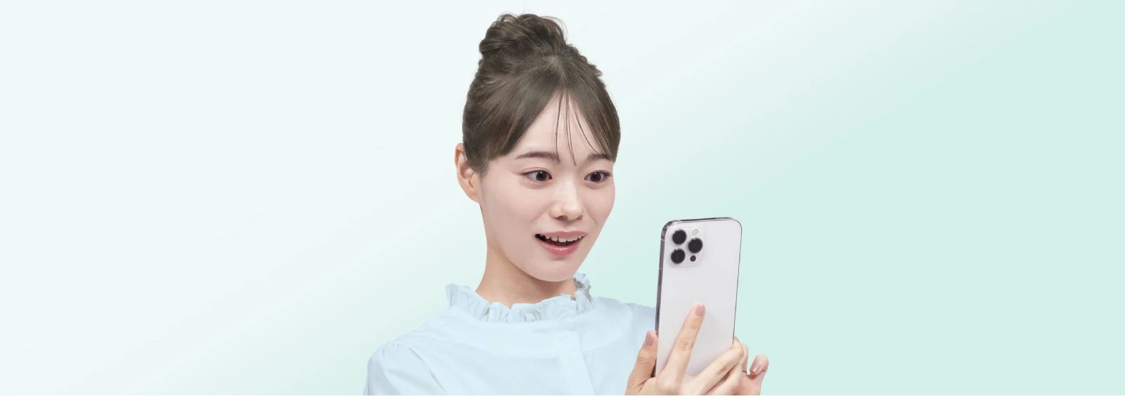 ビューティラボ/ミスティアッシュの髪色をしてスマホで髪色シミュレーションを活用して髪色診断をしている女性