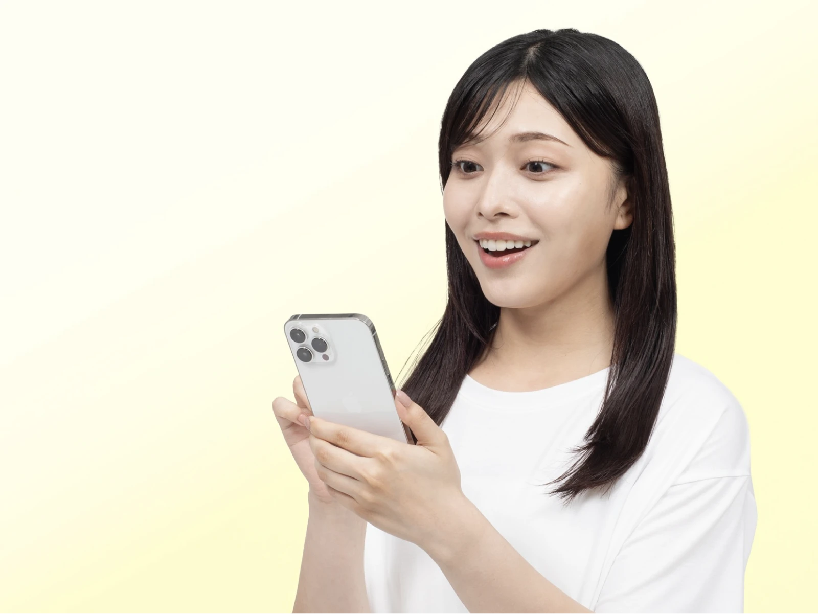 スマホで髪色シミュレーションを活用して髪色診断をしている笑顔の女性