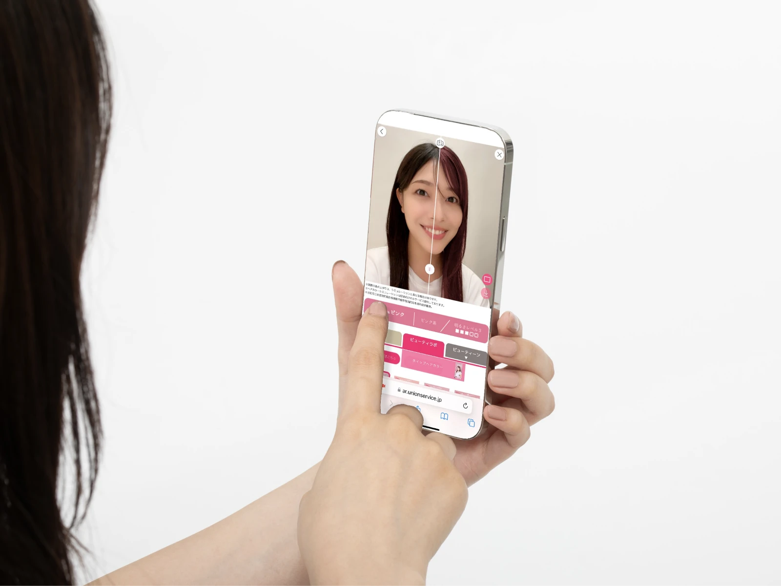 スマホで髪色シミュレーションを活用して髪色診断をしている女性が画面を操作しているシーン