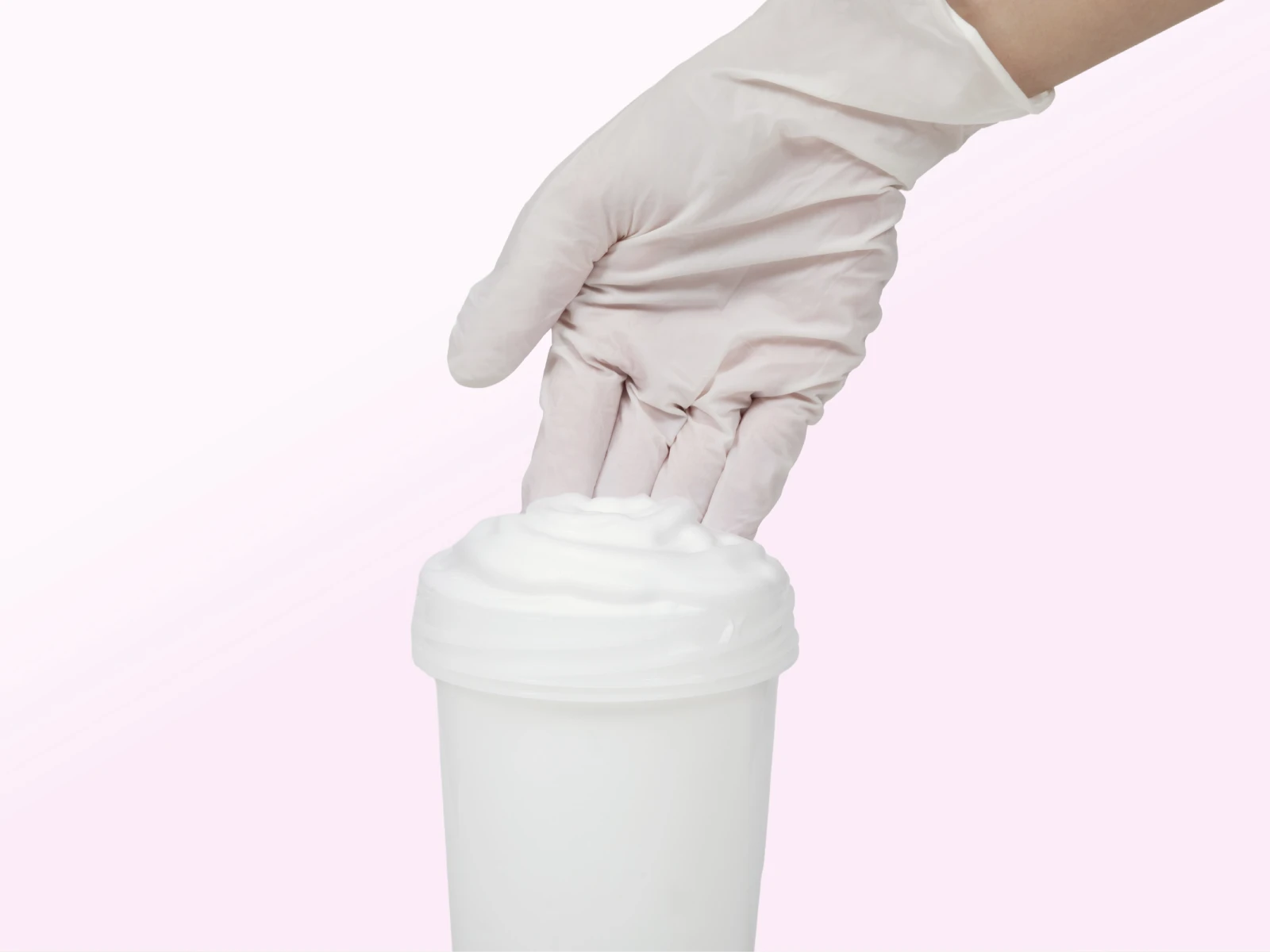 ビューティラボの泡のカラー剤を手袋ですくっているシーン