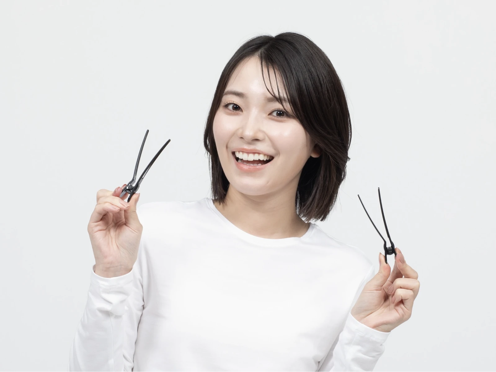 ダッカールを手に持って微笑んでいる女性