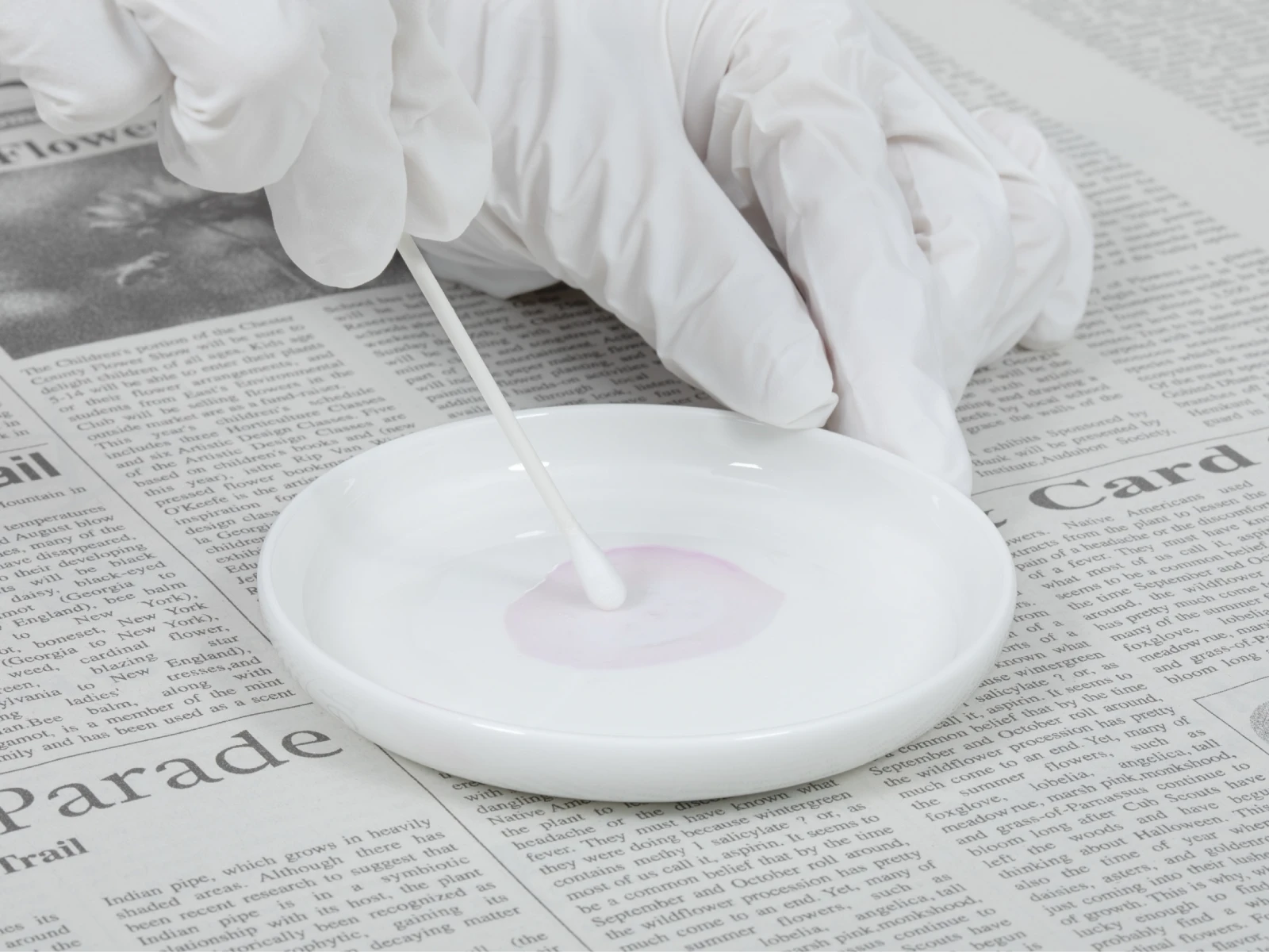 ヘアカラー剤を綿棒を使って小皿で混ぜ合わせてパッチテストをしようとしている様子