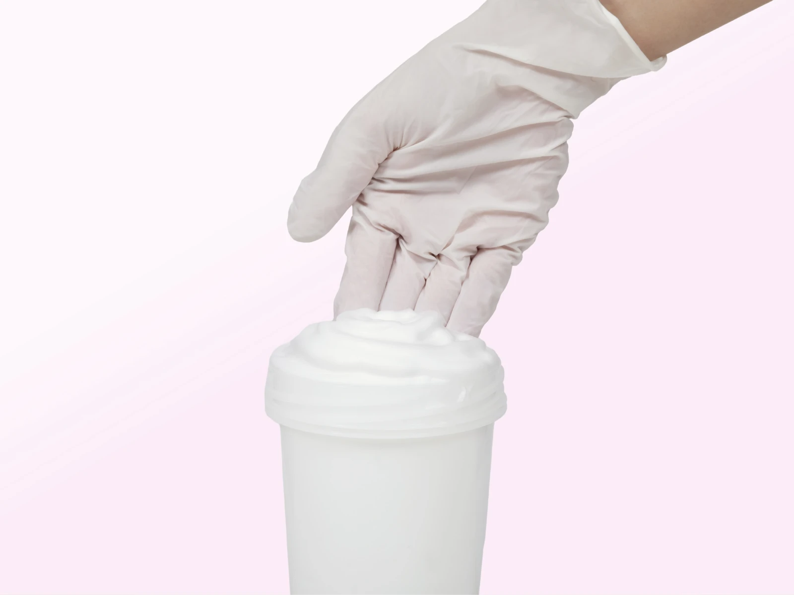 ビューティラボの泡のカラー剤を手袋ですくっているシーン