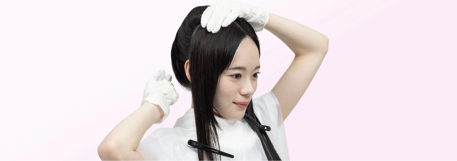 ケープを巻いてダッカールで髪をブロッキングしている女性