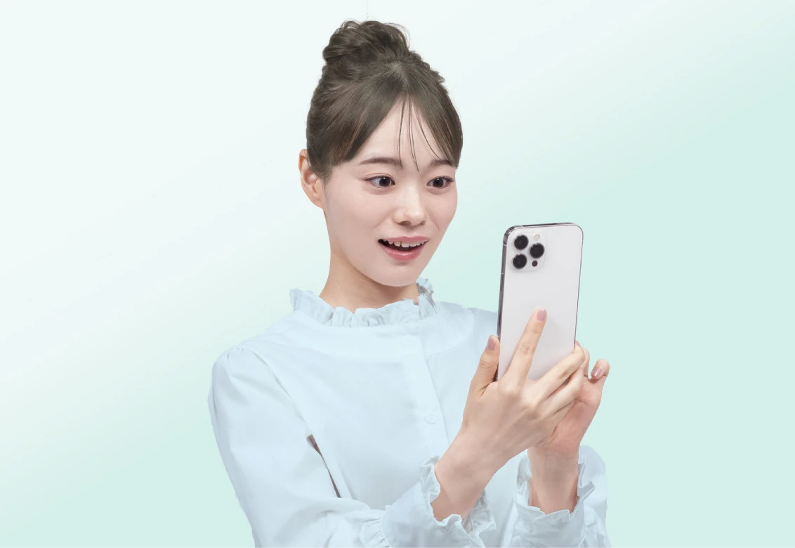 落ち着いたブラウン系の髪色をして微笑んでいる女性