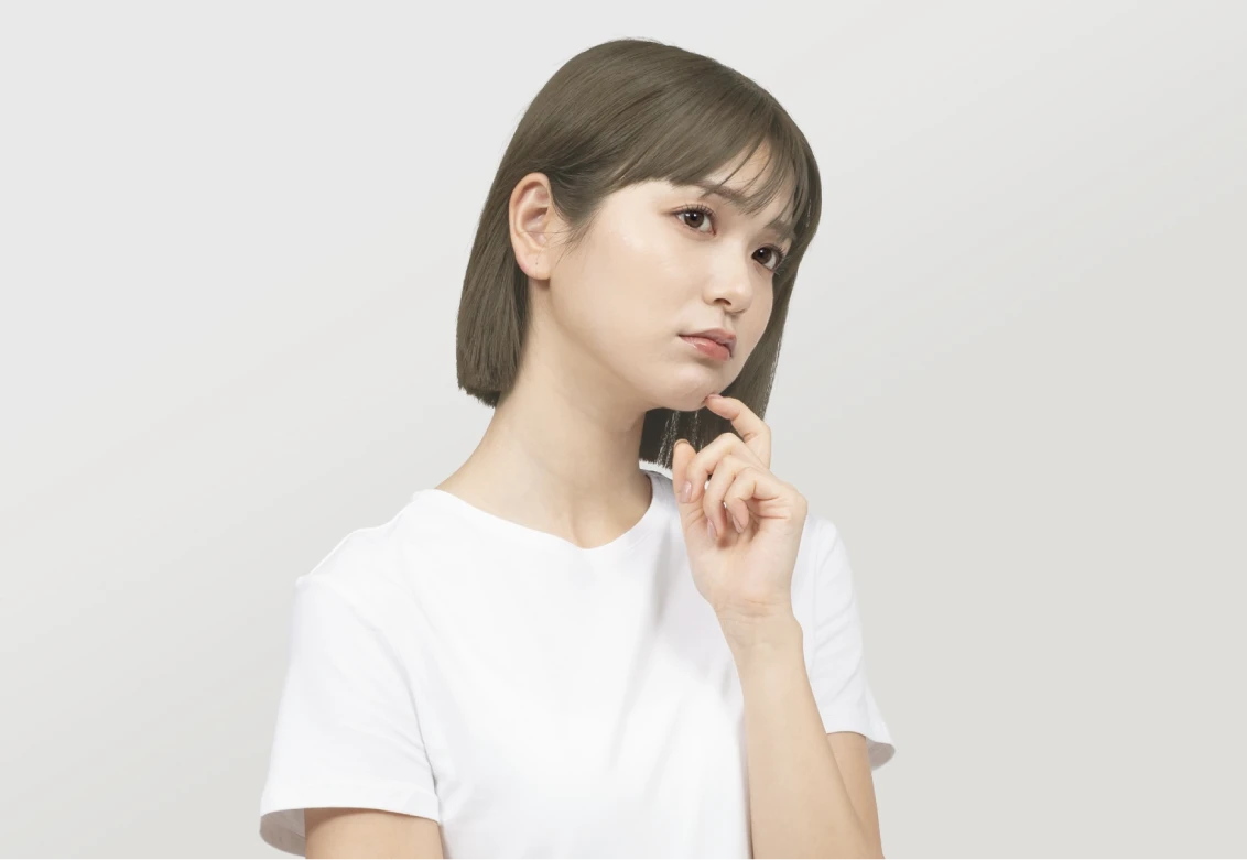 ビューティラボ/シルキーグレージュの髪色をしてヘアカラーについて考えている女性